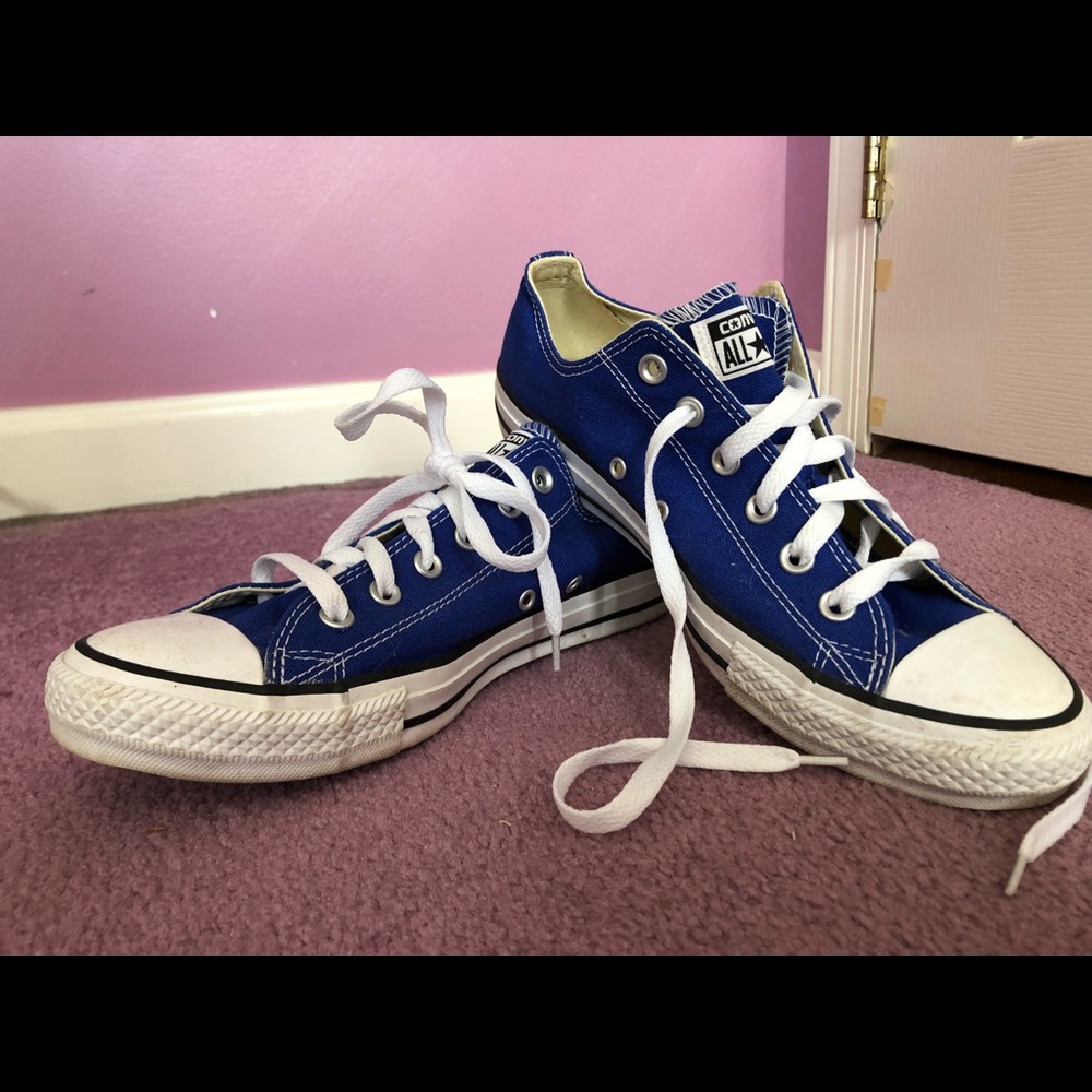 Blue low top converse